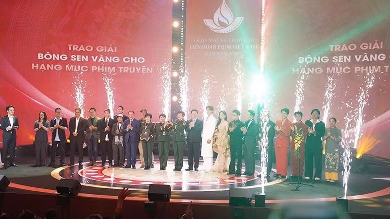 Đoàn phim Mưa đỏ nhận giải Bông sen Vàng.