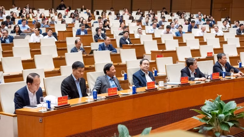 Chủ tịch Quốc hội Trần Thanh Mẫn và các Phó Chủ tịch Quốc hội và các đại biểu dự hội nghị.