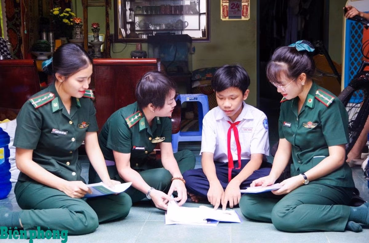 Cán bộ, hội viên phụ nữ thăm hỏi, tặng quà và nắm tình hình học tập của “Con nuôi” thuộc chương trình “Mẹ đỡ đầu”.
