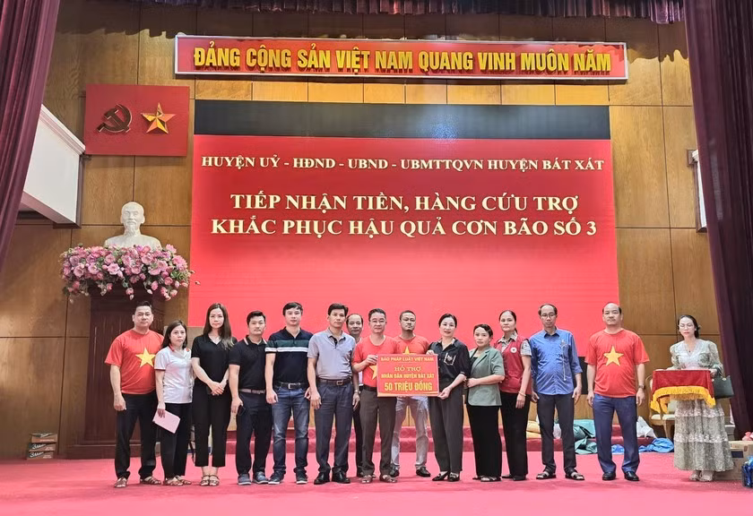 Báo Pháp luật Việt Nam trao tiền hỗ trợ Nhân dân huyện Bát Xát bị ảnh hưởng do mưa lũ.