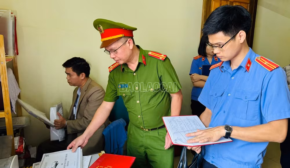 anh-3-luc-luong-chuc-nang-thi-hanh-lenh-kham-xet-noi-o-cua-bi-can-tran-ngoc-ha-5-1057-494.jpg