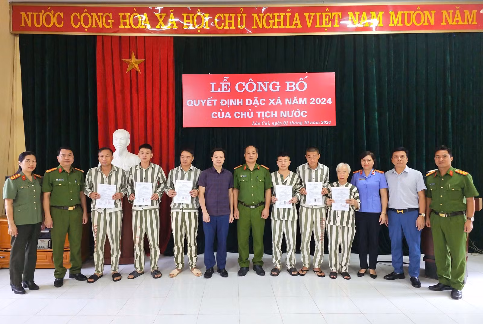 Đại diện các ngành chức năng trao Quyết định đặc xá cho các phạm nhân tai Trại tạm giam Công an tỉnh.jpg