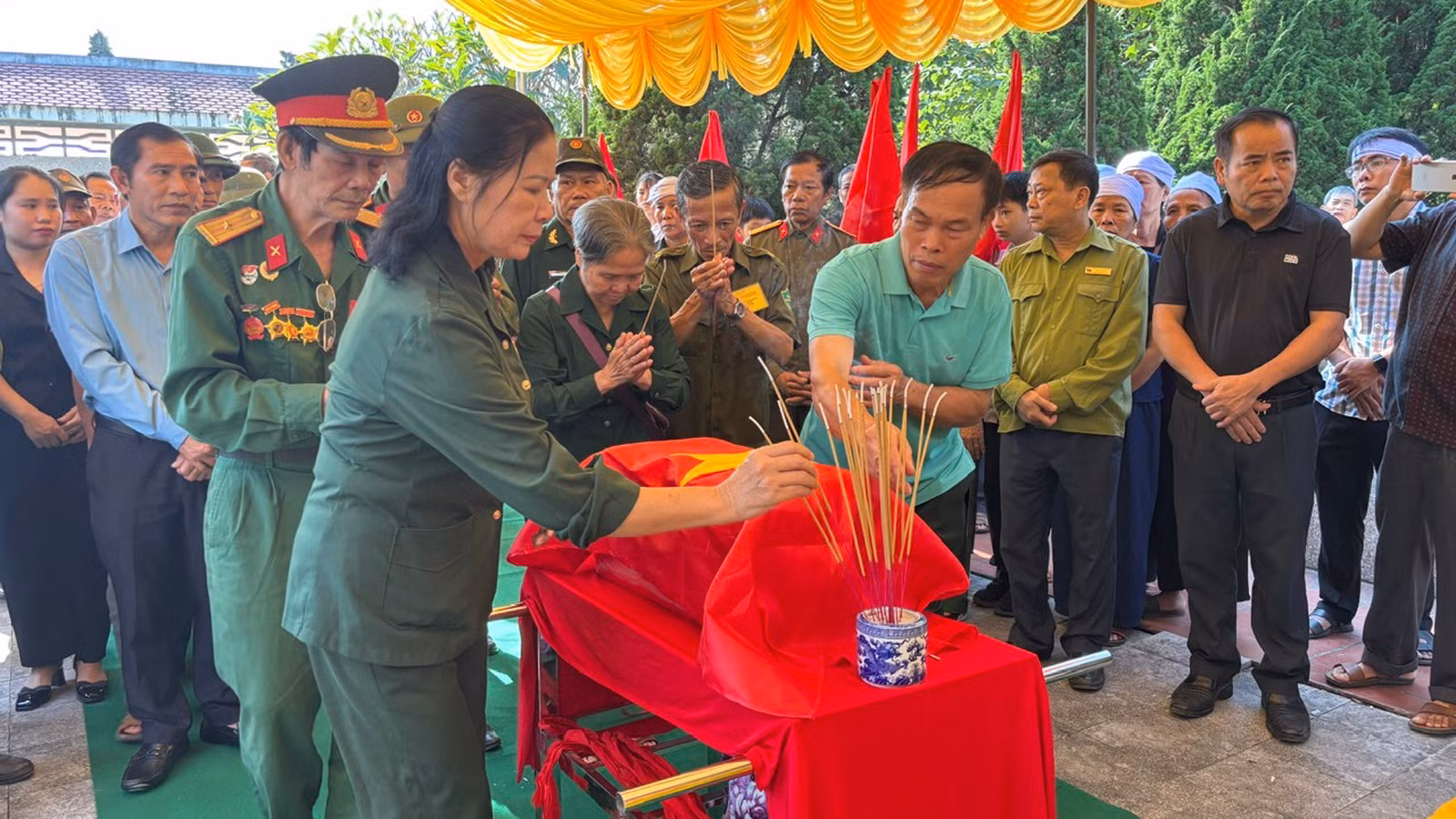 thap-huong-tuong-nho-liet-si-tran-quy-bau.jpg