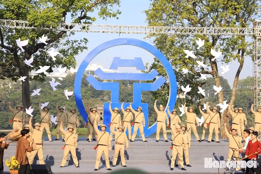 Chương trình “Ngày hội Văn hóa vì hòa bình” là đại thực cảnh “Ký ức Hà Nội” gồm 3 phân đoạn. Phân đoạn 1 với chủ đề “Ký ức Hà Nội - Những ngày toàn quốc kháng chiến”; phân đoạn 2 với chủ đề “Cảm xúc tháng Mười”; phân đoạn 3, “Khí phách Hà Nội”.