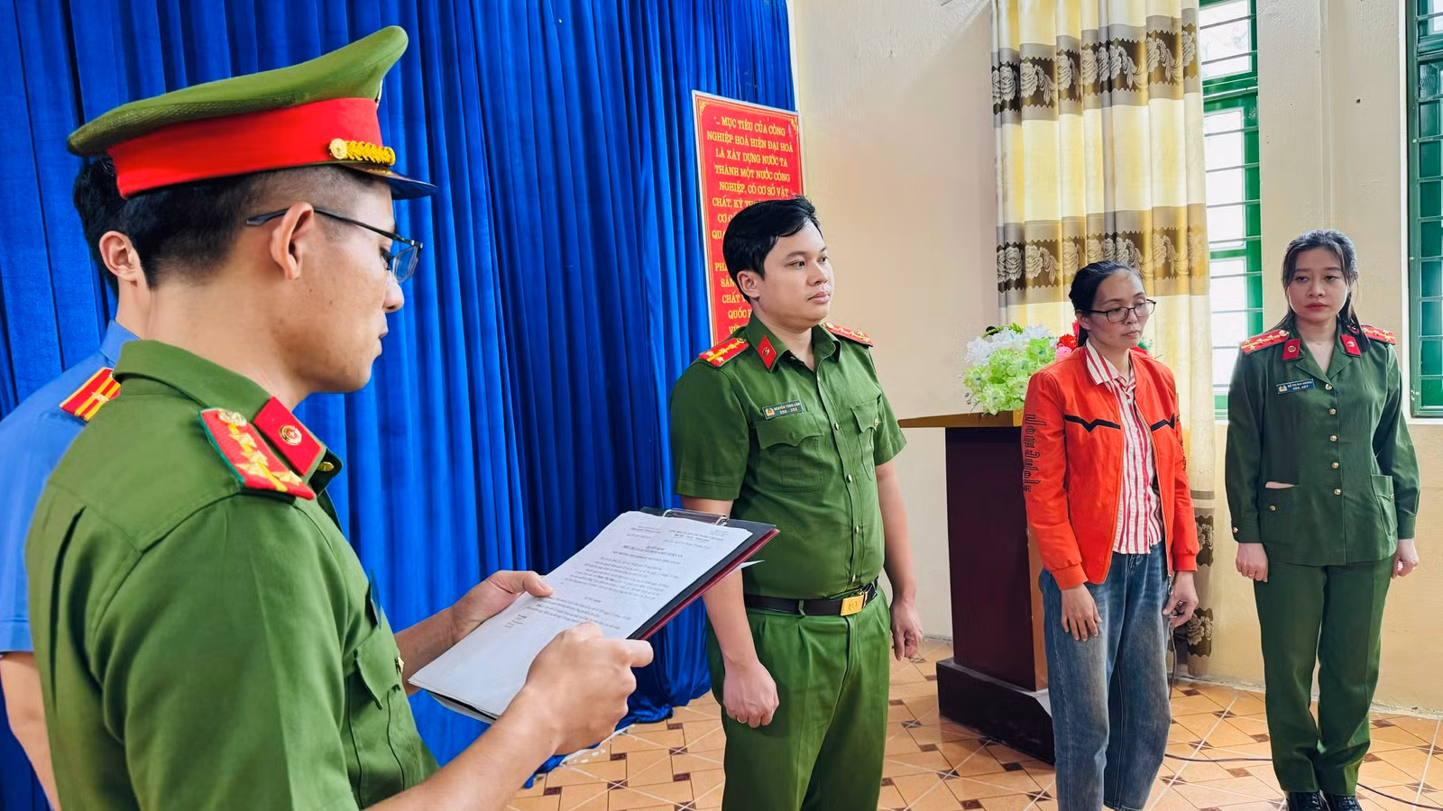 anh-1-co-quan-canh-sat-dieu-tra-thi-hanh-lenh-khoi-to-bi-can-bat-bi-can-de-tam-giam-doi-voi-pham-thi-mai-3-359.jpg