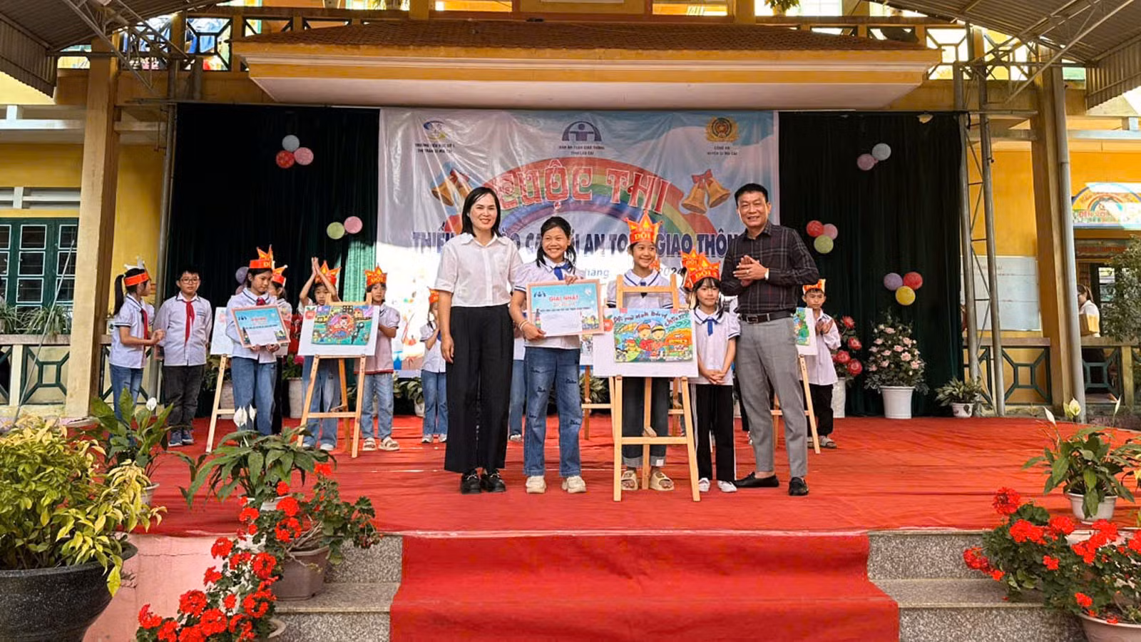 trao-giai-tai-phan-thi-ve-tranh.jpg