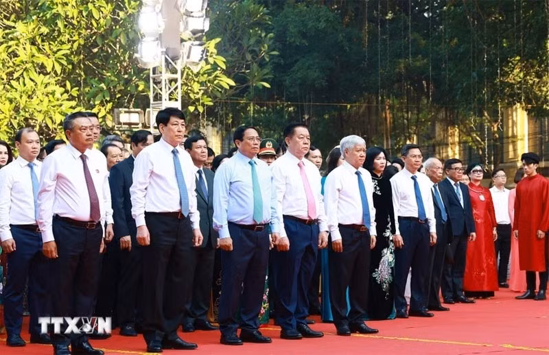 Thủ tướng Phạm Minh Chính và các đại biểu dâng hương tại tượng đài vua Lý Thái Tổ.