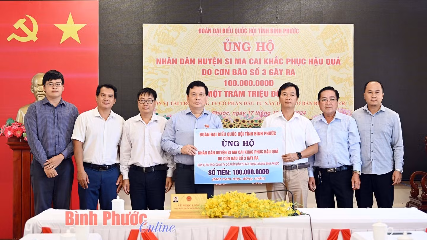 Đoàn đại biểu Quốc hội tỉnh Bình Phước trao trực tuyến bảng tượng trưng 100 triệu đồng ủng hộ Nhân dân huyện Si Ma Cai.