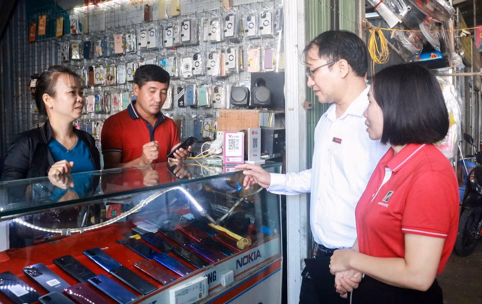 can-bo-ngan-hang-agribank-huong-dan-nguoi-dan-su-dung-dich-vu-thanh-toan-khong-dung-tien-mat-4688.jpg