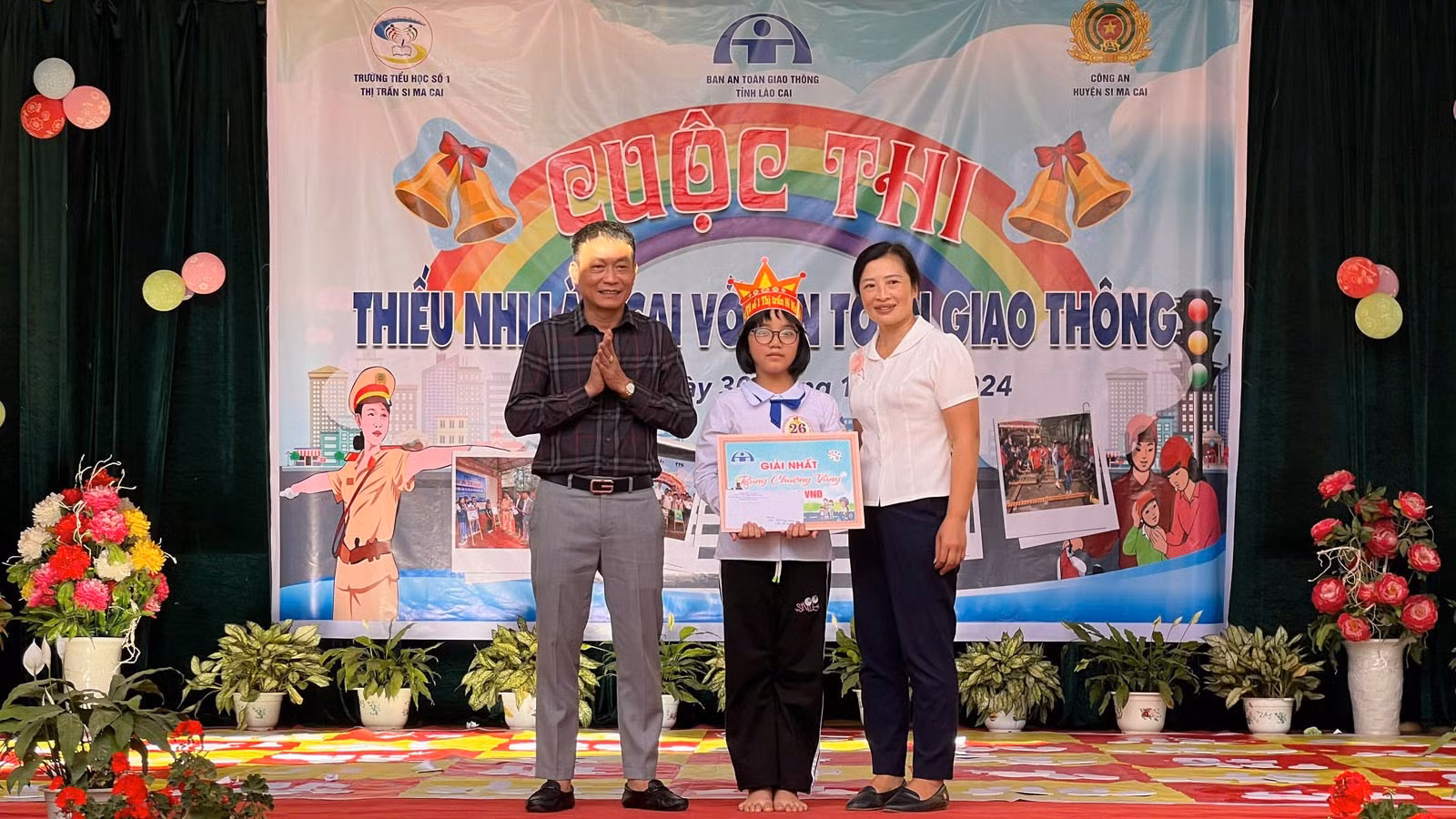 trao-giai-nhat-phan-thi-rung-chuong-vang.jpg