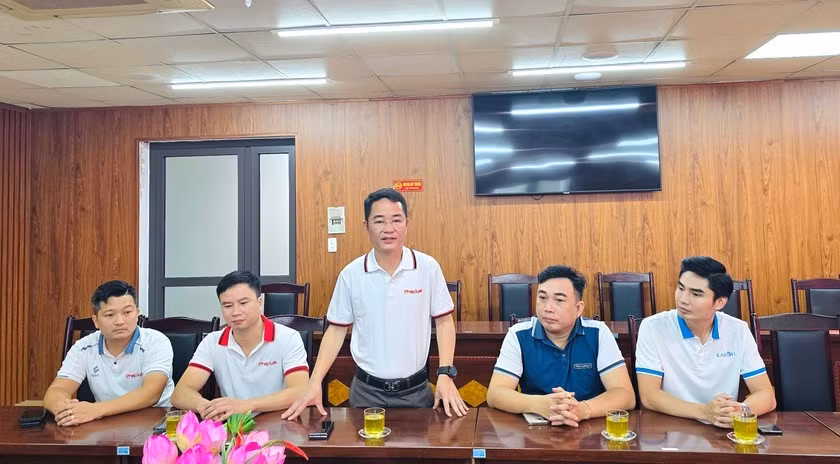 Tiến sĩ Vũ Hoài Nam, Tổng Biên tập Báo Pháp luật Việt Nam động viên và dành những lời chúc tốt đẹp nhất, với mong muốn ngành giáo dục tỉnh Lào Cai sớm vượt qua khó khăn.