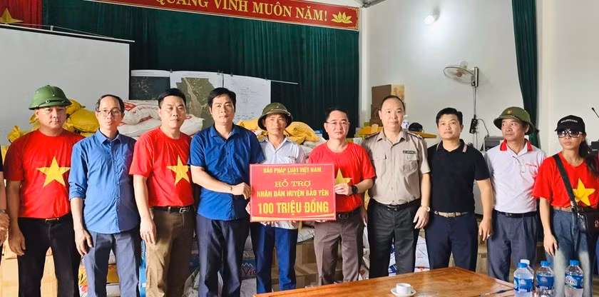 Tổng Biên tập Báo Pháp luật Việt Nam và đoàn công tác trao tiền ủng hộ nhân dân huyện Bảo Yên.