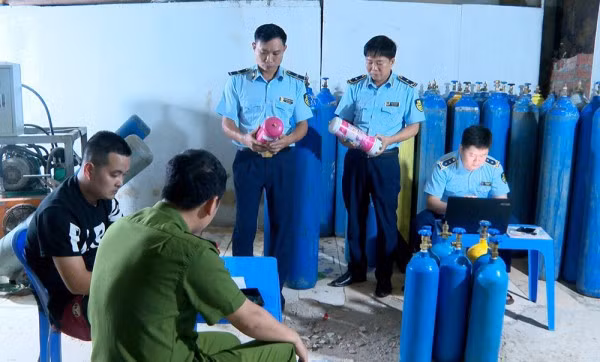Lực lượng chức năng tiến hành kiểm tra xử lý đối với hoạt động kinh doanh sang chiết trái phép "khí cười" N20 của cơ sở do Thái Duy Thọ làm chủ.
