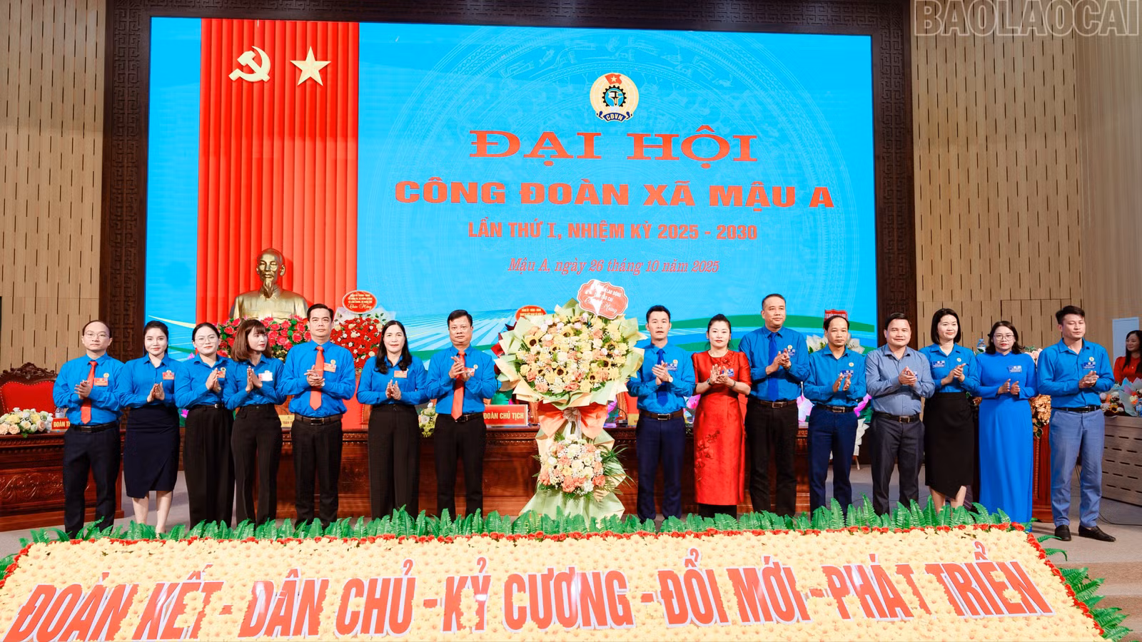 tr-lanh-dao-ldld-ttinhr-va-accs-xa-phuong-tang-hoa-chuc-mung-dai-hoi.jpg