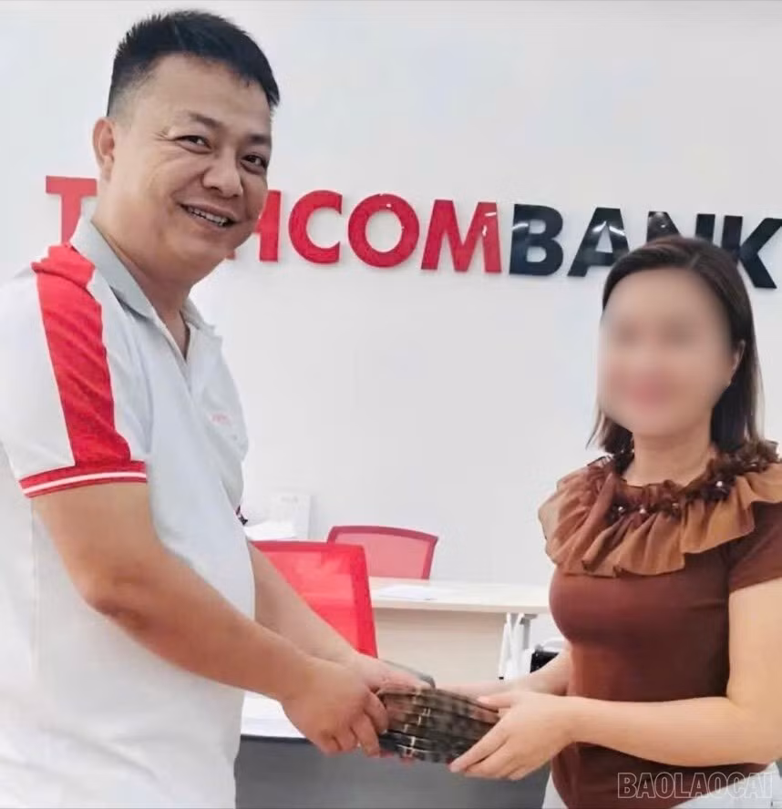 baolaocai-br_nhan-vien-chi-nhanh-ngan-hang-techcombank-trao-lai-32-ty-dong-cho-chi-n-5422.jpg