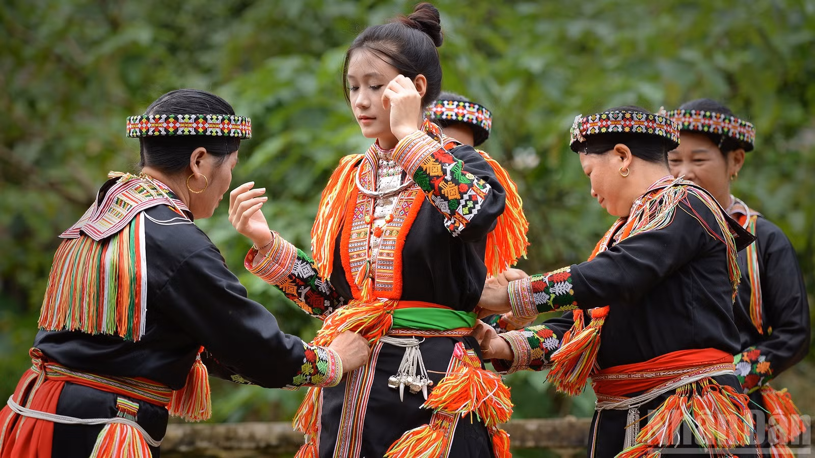 Trang phục truyền thống của phụ nữ dân tộc Dao đỏ, xã Tân Lĩnh, tỉnh Lào Cai.