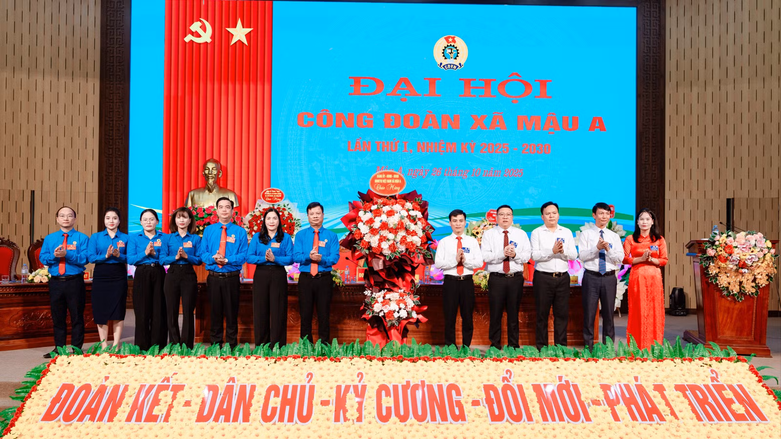 tr-lanh-dao-xa-mau-a-tang-hoa-chuc-mung-dai-hoi.jpg