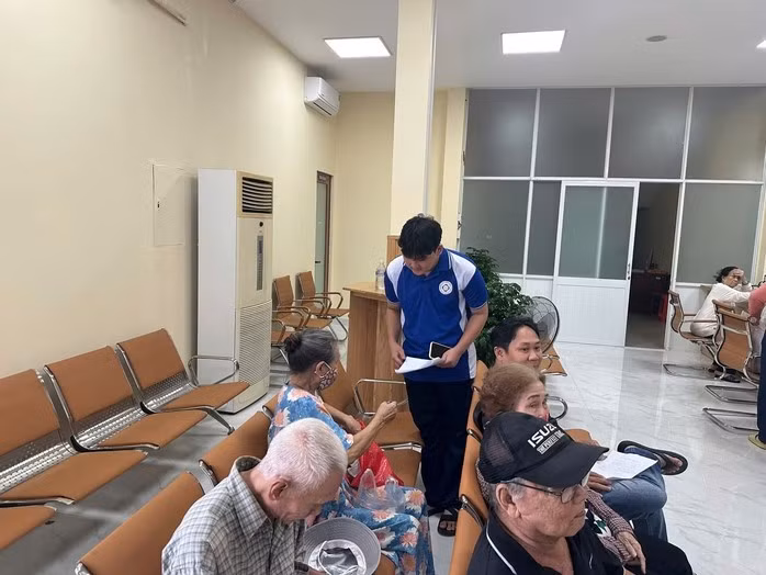 Người cao tuổi được hướng dẫn làm hồ sơ hưởng trợ cấp hưu trí xã hội.