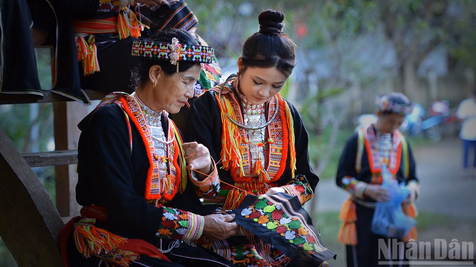 Truyền dạy kỹ thuật thêu thổ cẩm cho thế hệ trẻ.