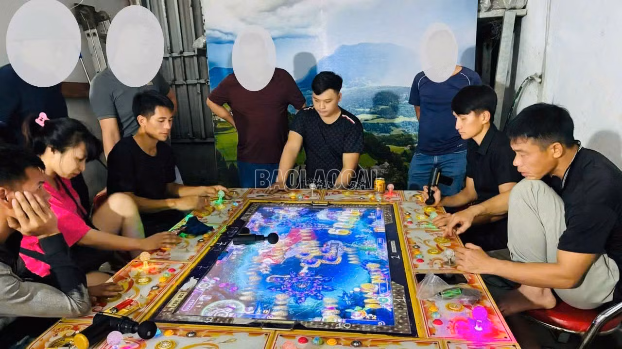 baolaocai-c_anh-1-hien-truong-noi-cac-doi-tuong-dang-say-me-choi-game-ban-ca-duoc-thua-bang-tien.jpg