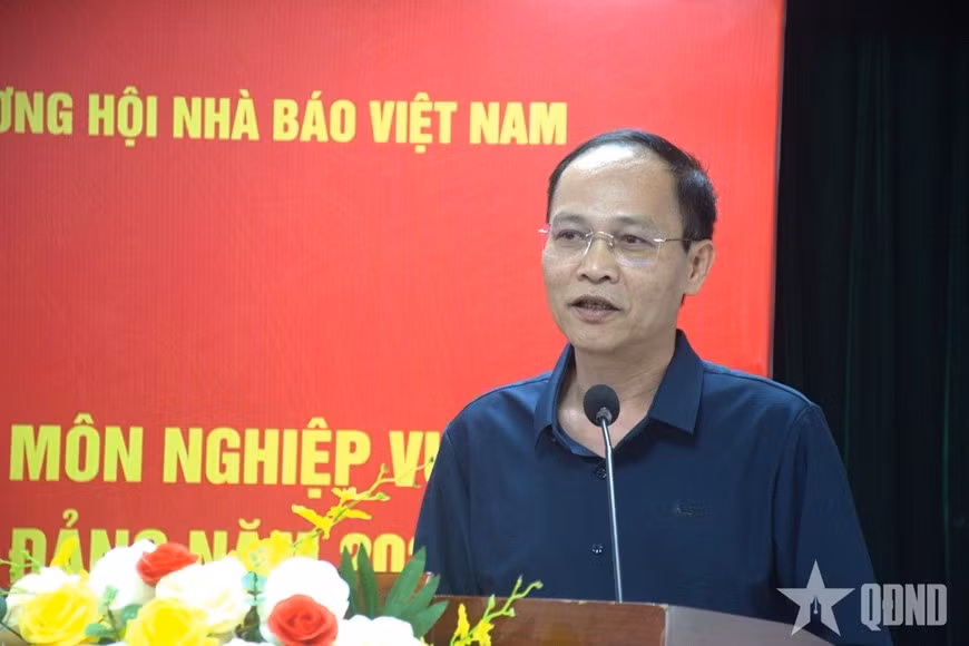 Đại tá Lê Ngọc Long, Phó tổng biên tập Báo Quân đội nhân dân, Chủ tịch Liên chi hội Nhà báo Báo Quân đội nhân dân trình bày tham luận.