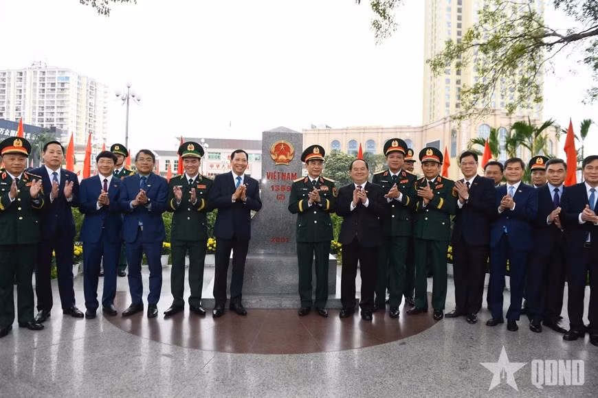 Đại tướng Phan Văn Giang và Đoàn đại biểu Việt Nam chào cột mốc 1369 (2) tại Cửa khẩu Quốc tế Móng Cái trước khi đón Bộ trưởng Bộ Quốc phòng Trung Quốc sang tham dự giao lưu.