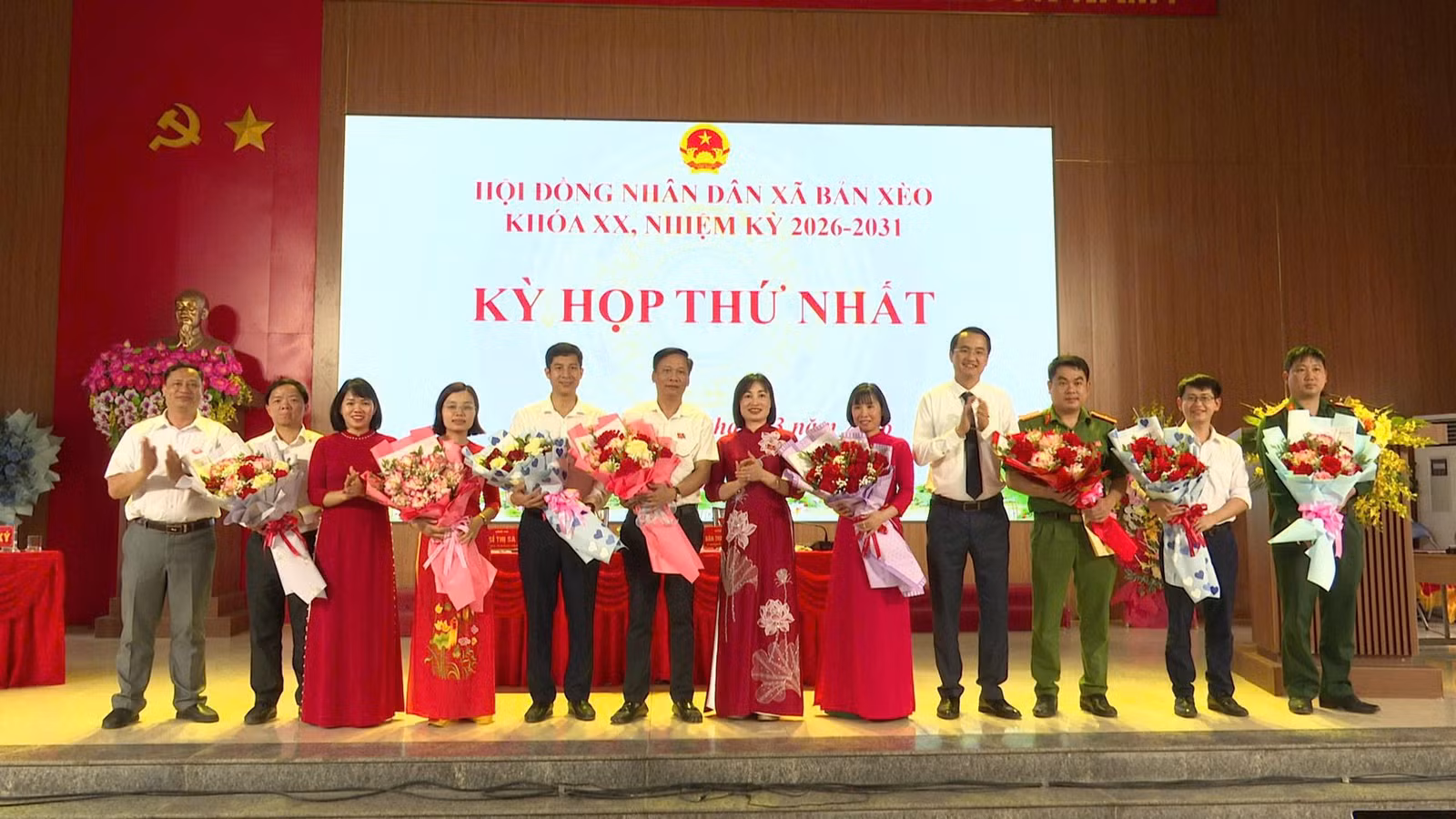 13huong-truc-dang-uy-ubnd-ub-mttq-vn-xa-tang-hoa-va-chuc-mung-cac-ong-ba-duoc-bau-giu-chuc-chu-tich-pho-chu-tich-ubnd-xa-va-uy-vien-ubnd-xa.jpg