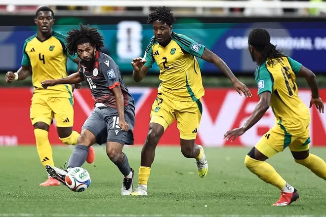 Jamaica (áo vàng) đã đánh bại New Caledonia để tiếp tục hành trình tìm vé dự World Cup 2026.