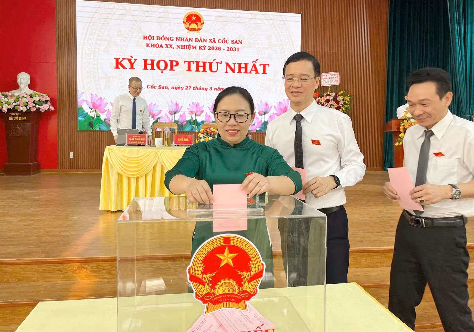 voi-tinh-than-dan-chu-khach-quan-trach-nhiem-hdnd-xa-da-tien-hanh-bau-cac-chuc-danh-chu-chot-bang-hinh-thuc-bo-phieu-kin.jpg