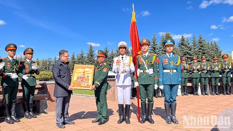 Đại sứ Việt Nam tại Liên bang Nga Đặng Minh Khôi thăm, động viên đoàn Quân đội nhân dân Việt Nam đang luyện tập ở thủ đô Moskva để tham gia Lễ duyệt binh tại Quảng trường Đỏ ngày 9/5.