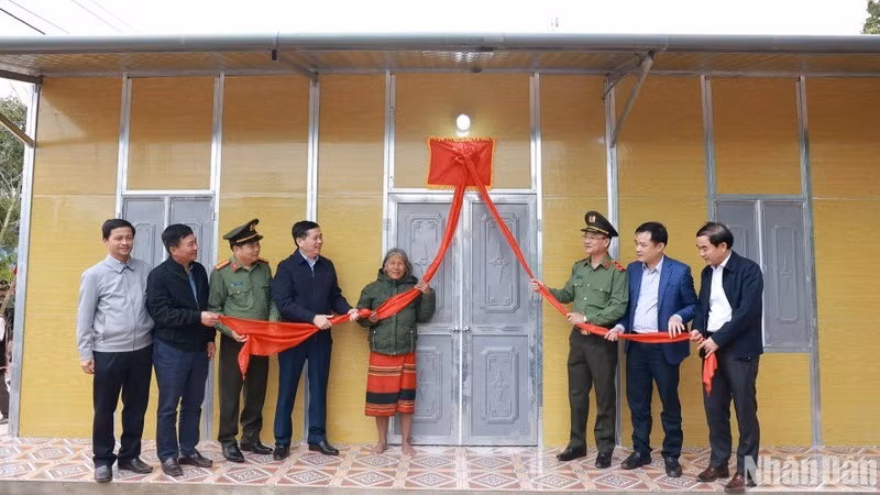 Lãnh đạo Bộ Công an và tỉnh Quảng Trị bàn giao nhà mới cho người dân tại huyện miền núi Hướng Hóa.