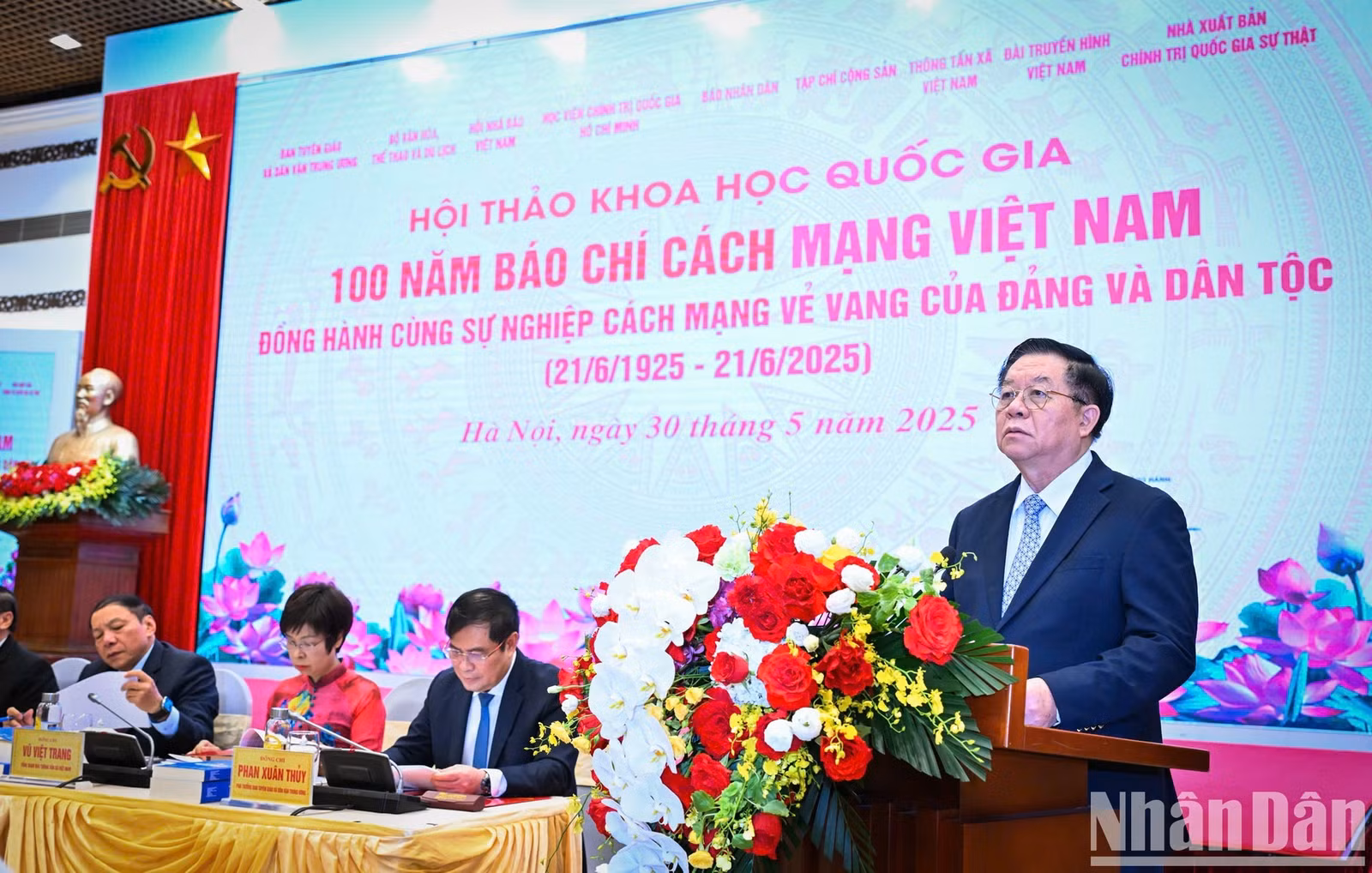 Đồng chí Nguyễn Trọng Nghĩa phát biểu kết luận Hội thảo.