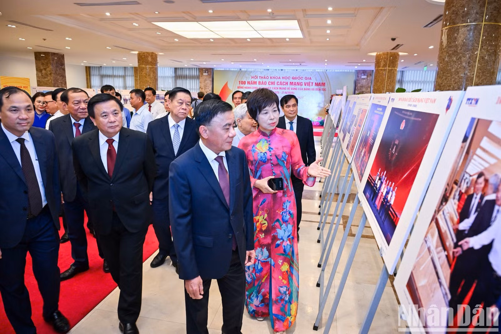 Các đại biểu tham quan triển lãm được trưng bày trong khu vực diễn ra Hội thảo.