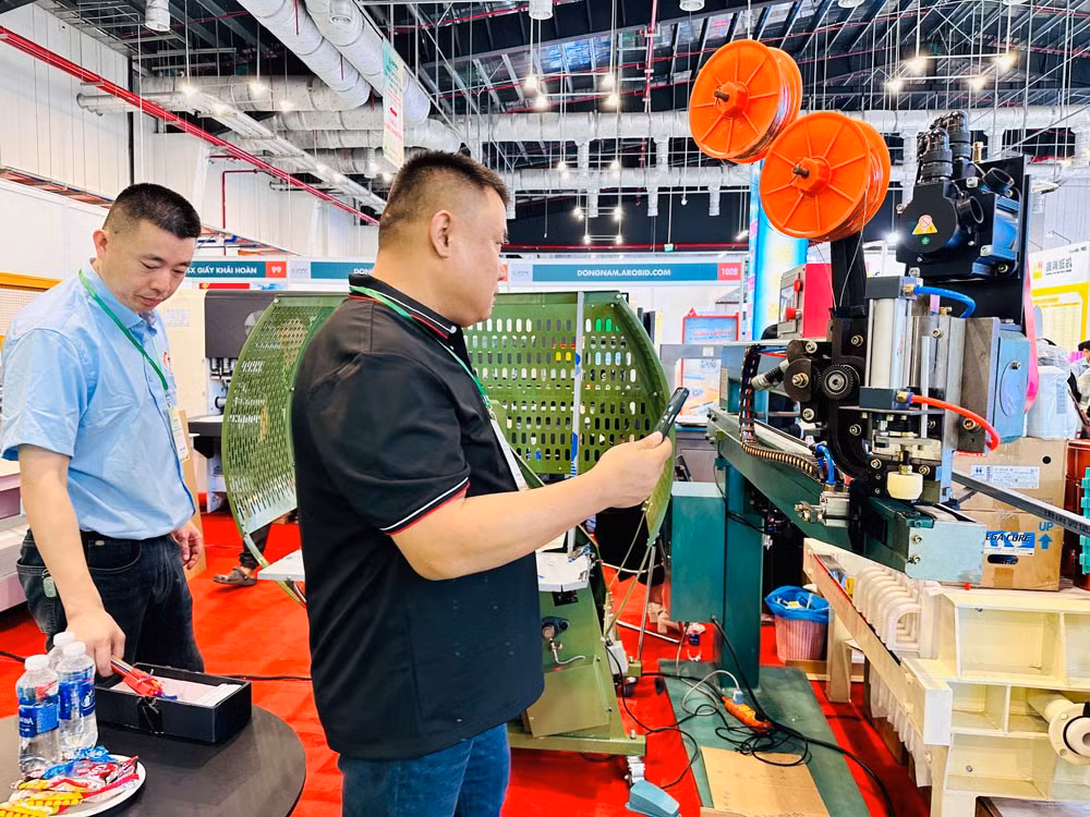 Nhiều doanh nghiệp trưng bày công nghệ mới tại Triển lãm Quốc tế giấy và bao bì Việt Nam 2025 tổ chức ở Bình Dương vừa qua.