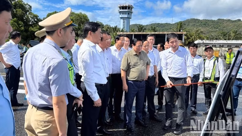 Thủ tướng Phạm Minh Chính nghe báo cáo về quy hoạch Cảng hàng không Côn Đảo.