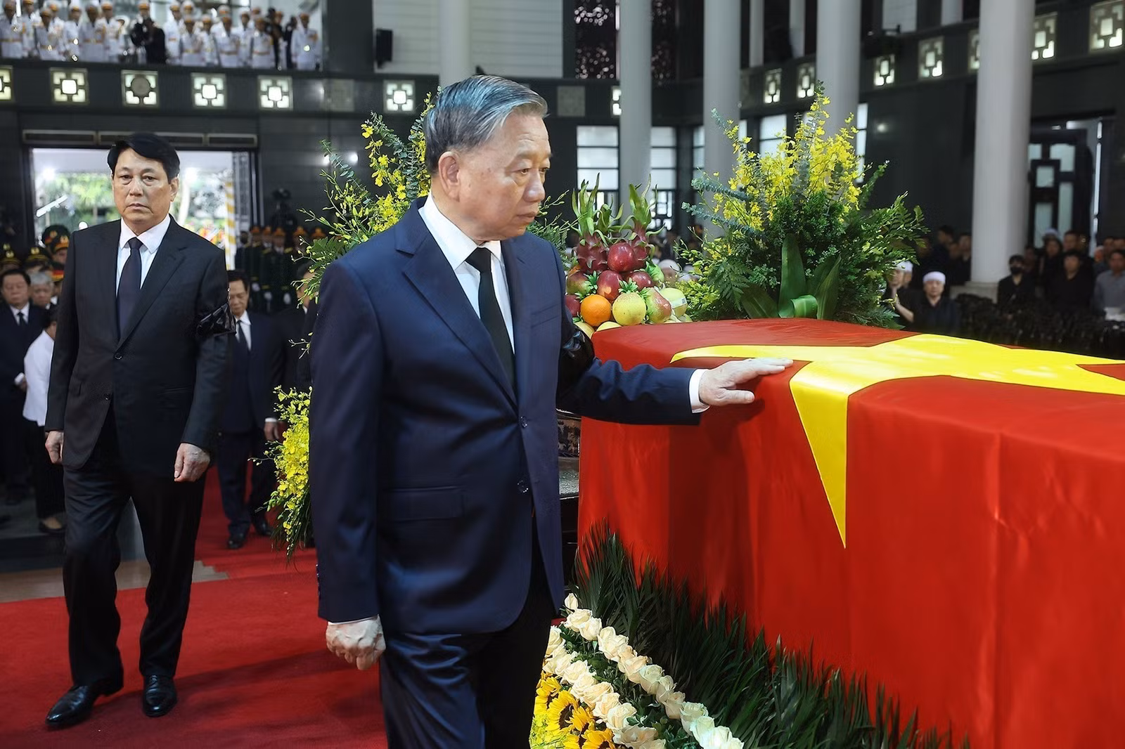 Tổng Bí thư Tô Lâm, Chủ tịch nước Lương Cường cùng các đại biểu đi vòng quanh linh cữu lần cuối, tiễn biệt nguyên Chủ tịch nước Trần Đức Lương.