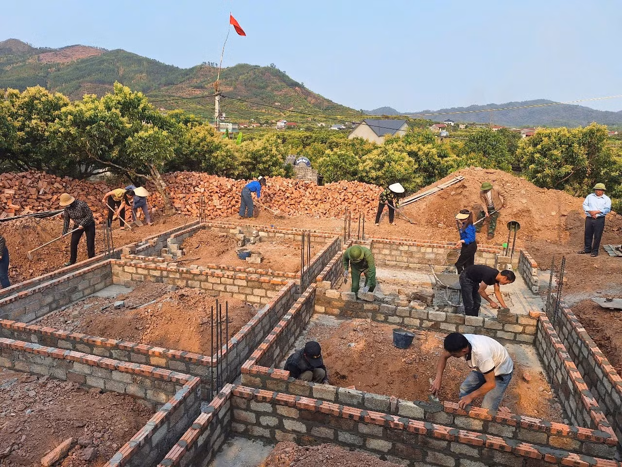 Các lực lượng tại chỗ và người dân xã Biên Sơn (huyện Lục Ngạn, tỉnh Bắc Giang) giúp người dân xây dựng nhà ở.