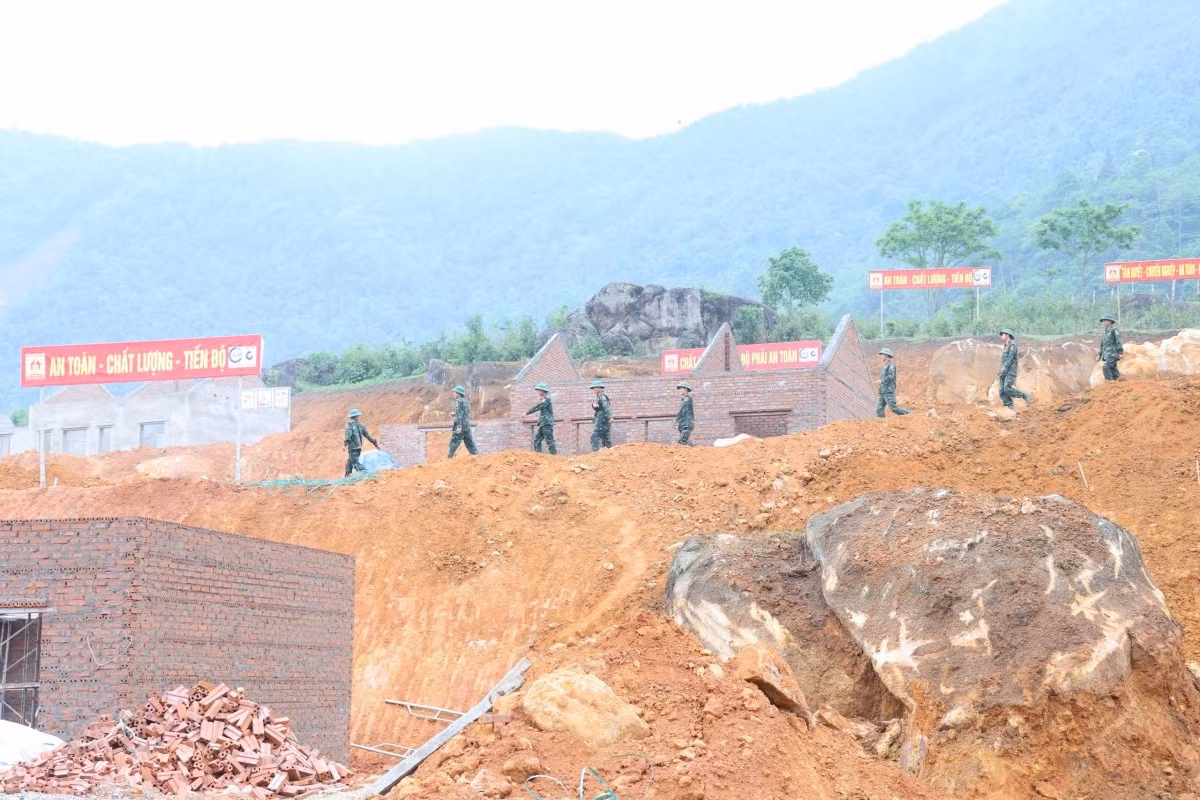 Không khí thi công tất bật mỗi ngày.