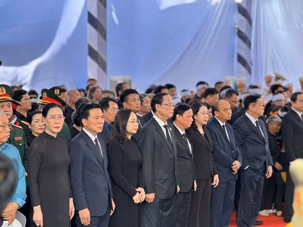 Các đồng chí lãnh đạo Đảng, Nhà nước, tỉnh Quảng Ngãi tại lễ an táng nguyên Chủ tịch nước Trần Đức Lương.