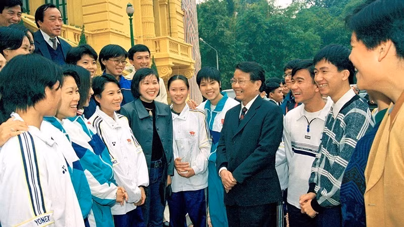 Chủ tịch nước Trần Đức Lương gặp gỡ tài năng trẻ trong các lĩnh vực giáo dục, văn hóa, nghệ thuật và thể thao (Hà Nội, 23/1/2000).