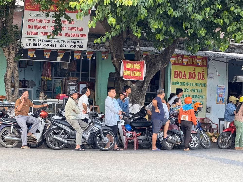 Người dân Quảng Ngãi chờ từ rất sớm để đón linh cữu của nguyên Chủ tịch nước Trần Đức Lương.