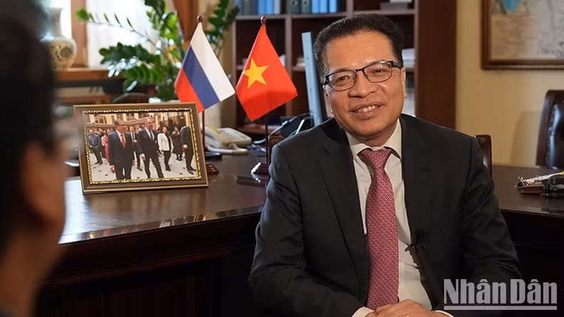Đại sứ Việt Nam tại Liên bang Nga Đặng Minh Khôi trả lời phỏng vấn phóng viên Báo Nhân Dân thường trú tại Nga.