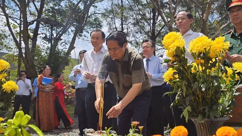 Thủ tướng Phạm Minh Chính dâng hương tại phần mộ Tổng Bí thư Lê Hồng Phong tại Nghĩa trang Hàng Dương.