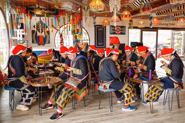 Để phát triển dịch vụ du lịch, phụ nữ người Dao đỏ ở Sa Pa luôn phải cập nhật thông tin để không bị tụt hậu.
