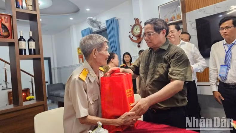 Thủ tướng Phạm Minh Chính tặng quà động viên thương binh, cựu tù Côn Đảo Nguyễn Xuân Viên.