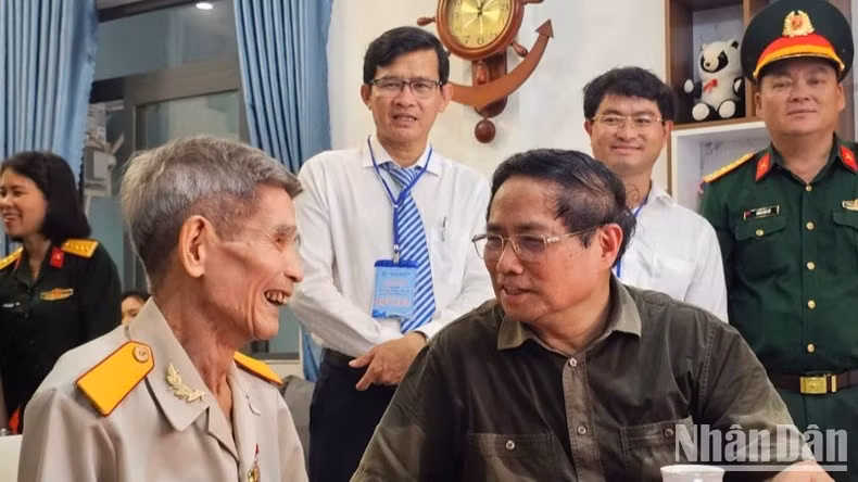 Thủ tướng Phạm Minh Chính thăm thương binh, cựu tù Côn Đảo Nguyễn Xuân Viên.