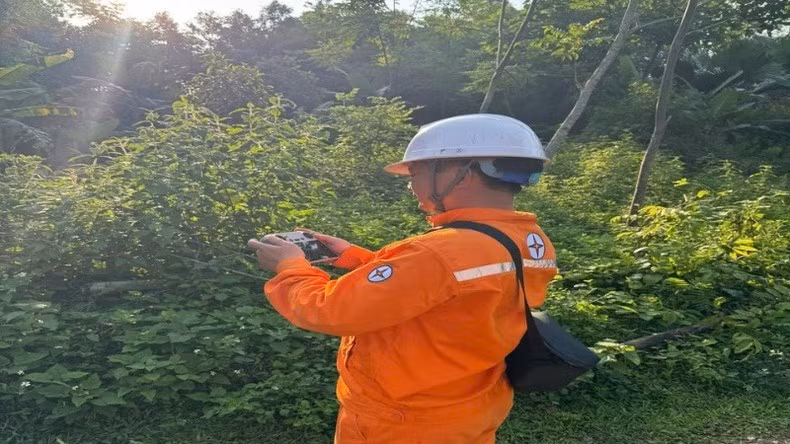 Công nhân điện vận hành thiết bị flycam.