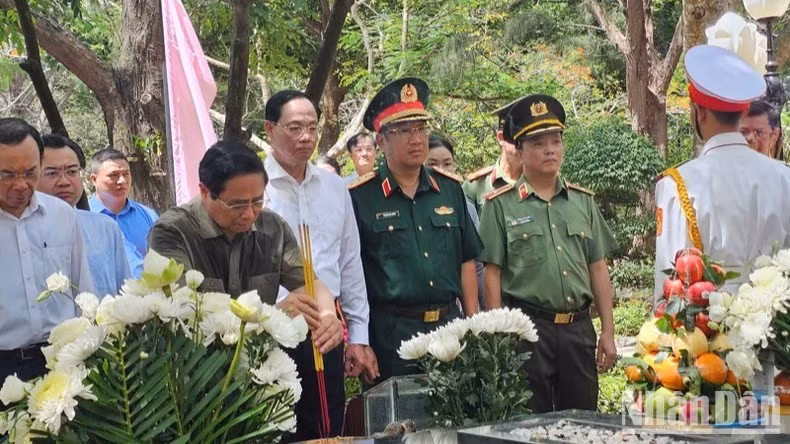 Thủ tướng Phạm Minh Chính và các đồng chí lãnh đạo dâng hương tại phần mộ Tổng Bí thư Lê Hồng Phong.