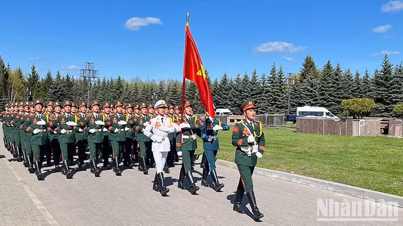 Quân nhân Việt Nam hăng say luyện tập cho lễ duyệt binh tại Quảng trường Đỏ.