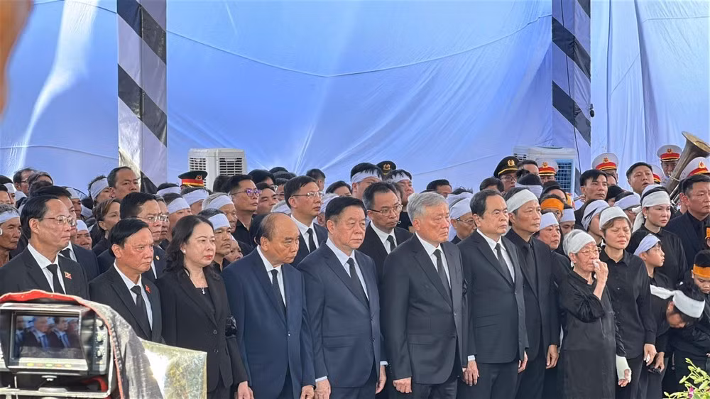 Các lãnh đạo Đảng, nhà nước, lãnh đạo tỉnh Quảng Ngãi cùng gia quyến tại lễ an táng nguyên Chủ tịch nước Trần Đức Lương.